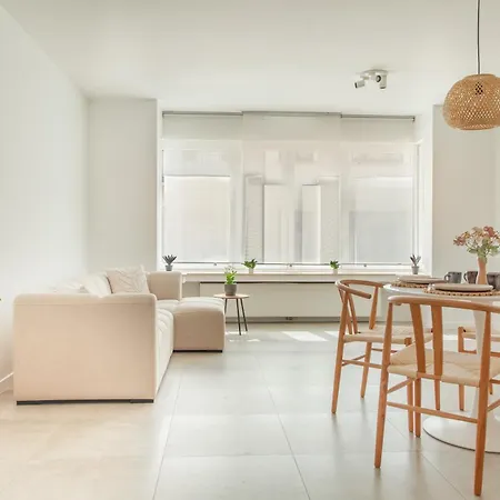 Апартаменты Bright And Cozy In